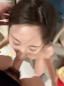 口的太舒服了，少妇露脸口交