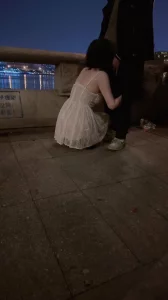 河边野战，路人看见了