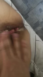 性感熟女还没插进去就喷水