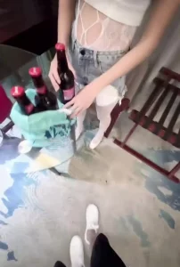 小姨子喝啤酒 喝了后色诱姐夫 疯狂吃鸡 镜前后入狂操内射蜜穴！